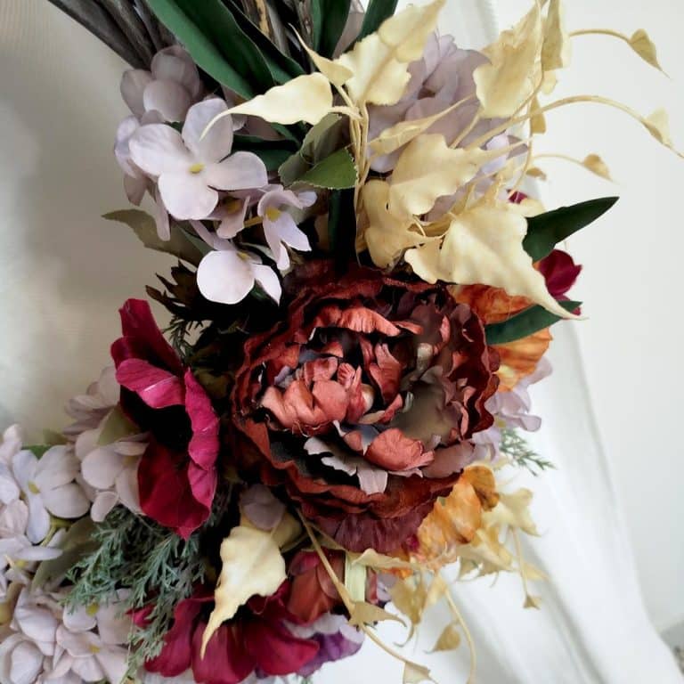 Wianek na drzwi ze sztucznych kwiatów burgundowy 50cm