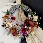 Wianek na drzwi ze sztucznych kwiatów burgundowy 50cm