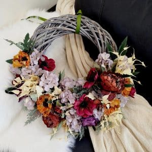 Wianek na drzwi ze sztucznych kwiatów burgundowy 50cm