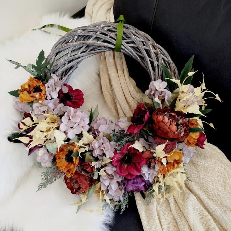 Wianek na drzwi ze sztucznych kwiatów burgundowy 50cm