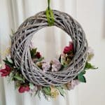 Wianek na drzwi ze sztucznych kwiatów burgundowy 50cm