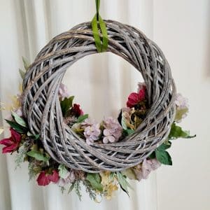 Wianek na drzwi ze sztucznych kwiatów burgundowy 50cm