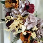 Wianek na drzwi ze sztucznych kwiatów burgundowy 50cm