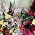 Wianek na drzwi ze sztucznych kwiatów burgundowy 50cm