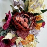 Wianek na drzwi ze sztucznych kwiatów burgundowy 50cm