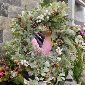 Wianek na drzwi świąteczny sztuczny z dzwonkami 55cm