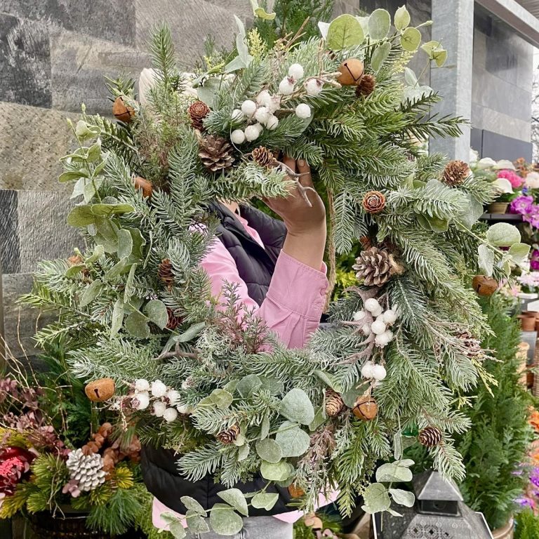 Wianek na drzwi świąteczny sztuczny z dzwonkami 55cm