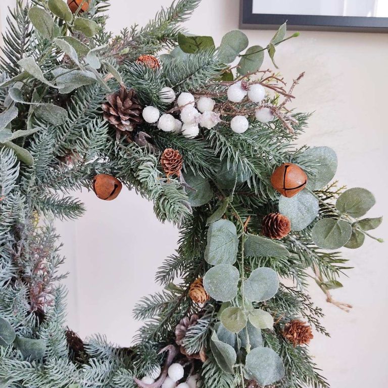 Wianek na drzwi świąteczny sztuczny z dzwonkami 55cm