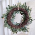 Wianek na drzwi świąteczny sztuczny z dzwonkami 55cm