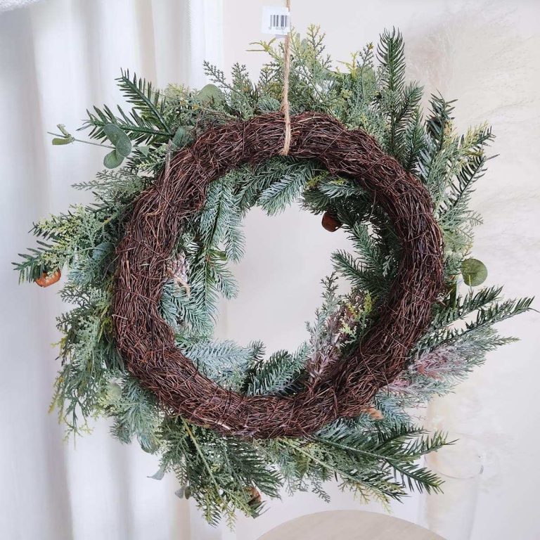 Wianek na drzwi świąteczny sztuczny z dzwonkami 55cm