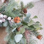 Wianek na drzwi świąteczny sztuczny z dzwonkami 55cm