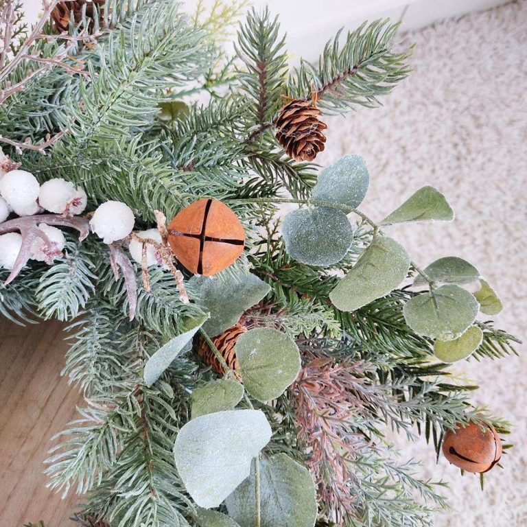 Wianek na drzwi świąteczny sztuczny z dzwonkami 55cm