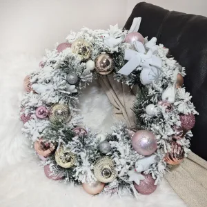 Wianek na drzwi świąteczny zimowy różowy sztuczny 50cm ręcznie robiony