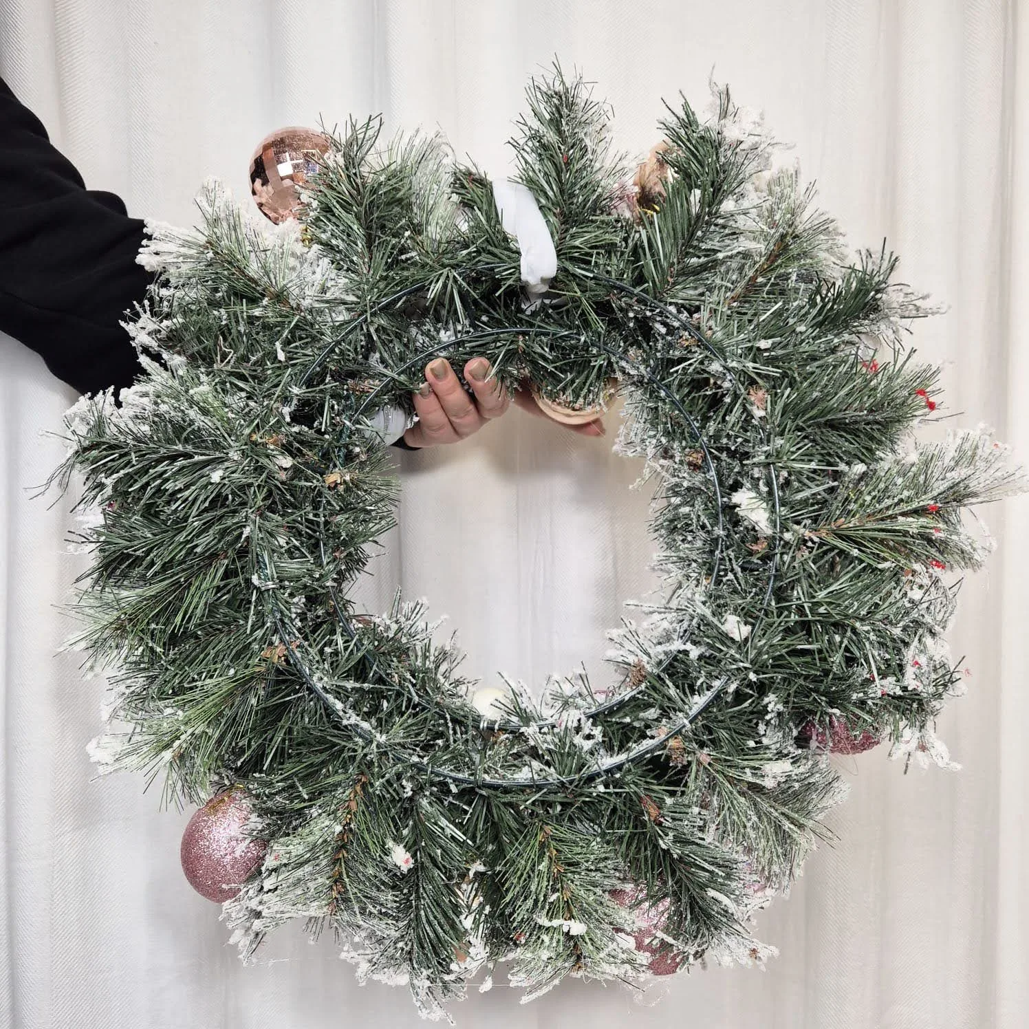 Wianek na drzwi świąteczny zimowy różowy sztuczny 50cm ręcznie robiony