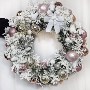 Wianek na drzwi świąteczny zimowy różowy sztuczny 50cm ręcznie robiony