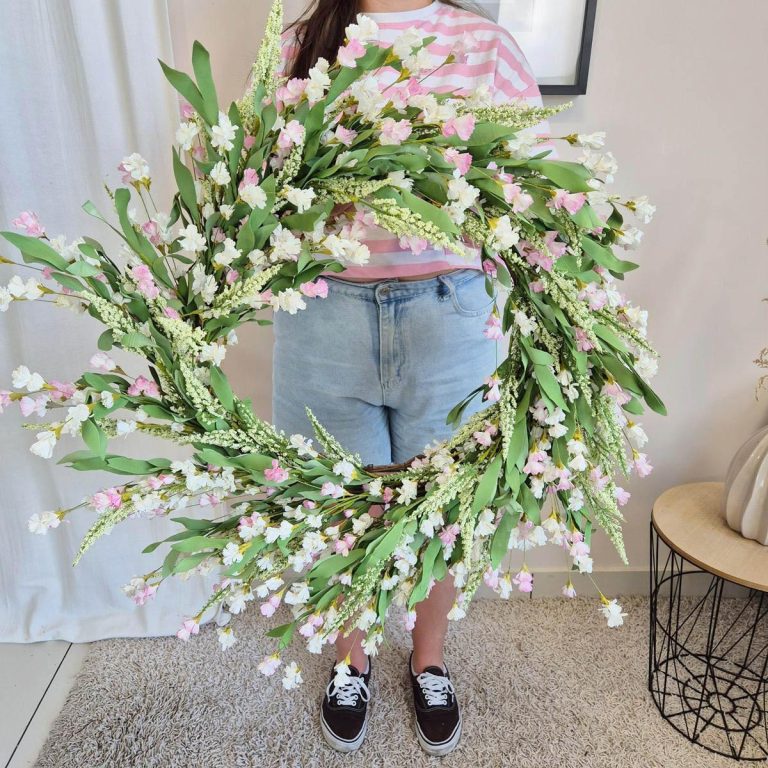 Wianek na drzwi ze sztucznych kwiatów różowy 80cm