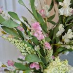 Wianek na drzwi ze sztucznych kwiatów różowy 80cm