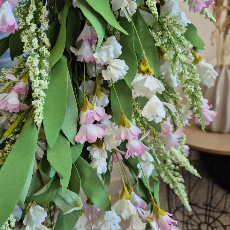 Wianek na drzwi ze sztucznych kwiatów różowy 80cm