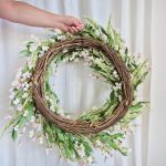 Wianek na drzwi ze sztucznych kwiatów różowy 80cm