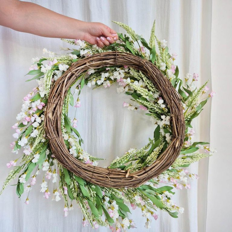 Wianek na drzwi ze sztucznych kwiatów różowy 80cm