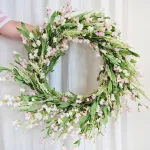 Wianek na drzwi ze sztucznych kwiatów różowy 80cm