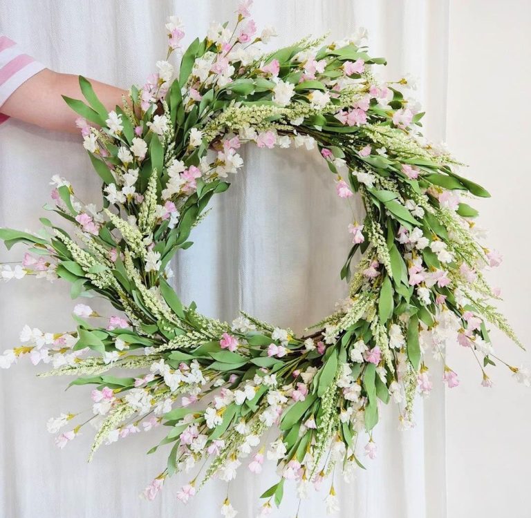 Wianek na drzwi ze sztucznych kwiatów różowy 80cm