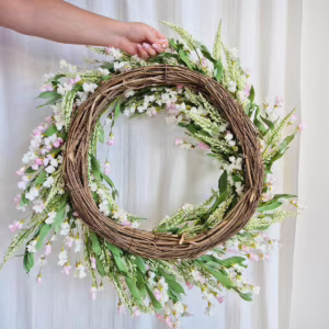 Wianek na drzwi ze sztucznych kwiatów różowy 80cm