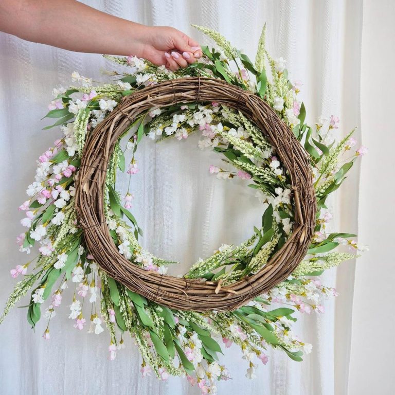 Wianek na drzwi ze sztucznych kwiatów różowy 80cm