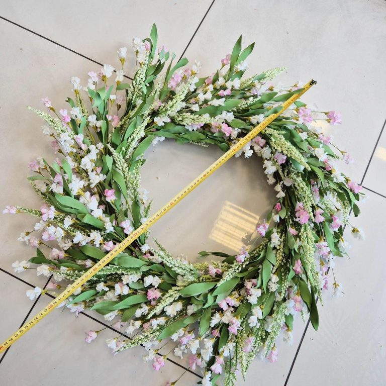 Wianek na drzwi ze sztucznych kwiatów różowy 80cm