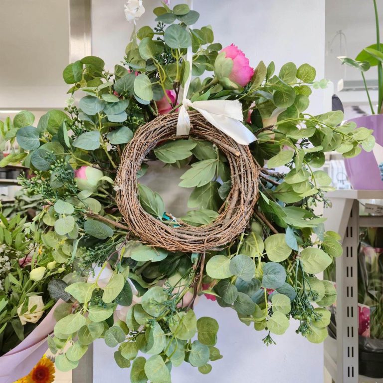 Wianek wiosenny ze sztucznych kwiatów  ręcznie robiony 50cm