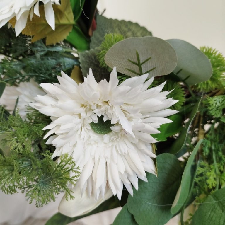 Wianek na drzwi ze sztucznych kwiatów 50cm