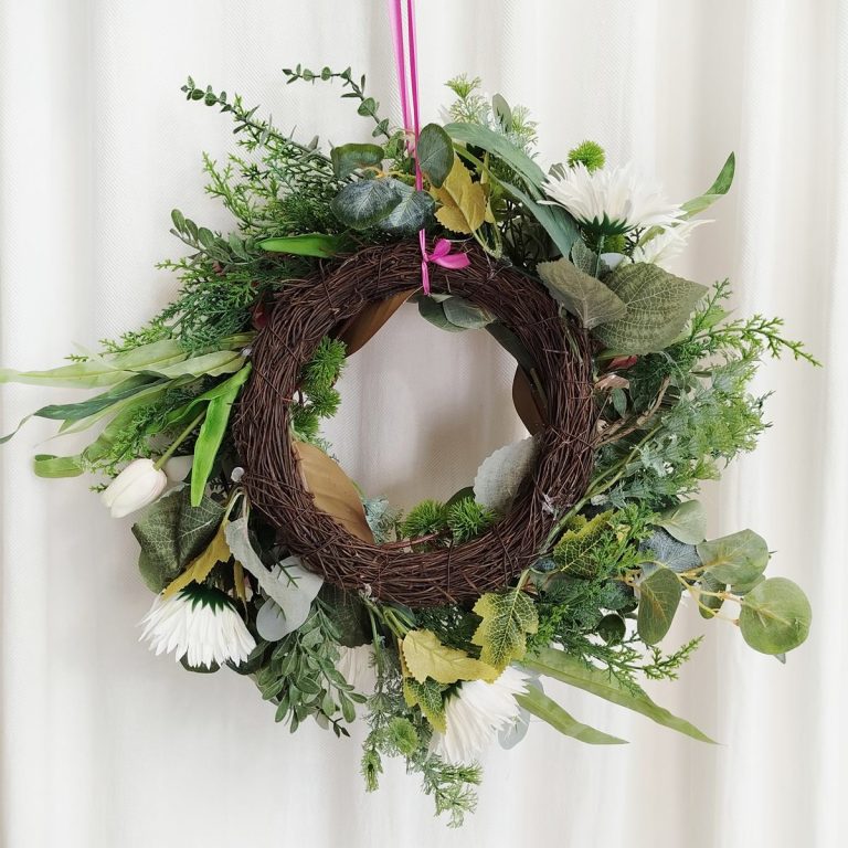 Wianek na drzwi ze sztucznych kwiatów 50cm