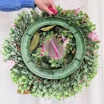 Wianek na drzwi ze sztucznych kwiatów wiosenny ręcznie robiony 45cm