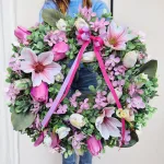 Wianek na drzwi ze sztucznych kwiatów wiosenny ręcznie robiony 45cm