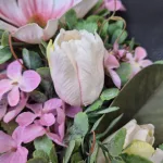 Wianek na drzwi ze sztucznych kwiatów wiosenny ręcznie robiony 45cm