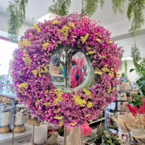 Wianek na drzwi z suszonych kwiatów wiosenny różowy 40cm