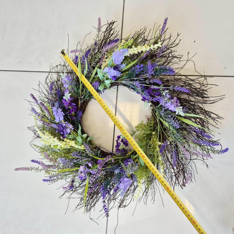 Wianek na drzwi ze sztucznych kwiatów z lawendą 50cm
