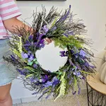 Wianek na drzwi ze sztucznych kwiatów z lawendą 50cm