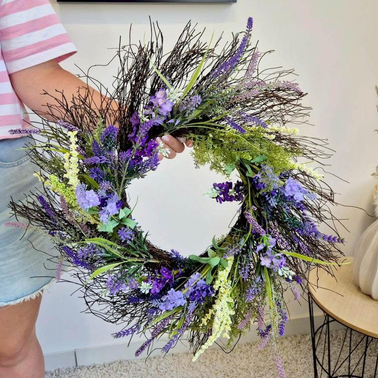 Wianek na drzwi ze sztucznych kwiatów z lawendą 50cm