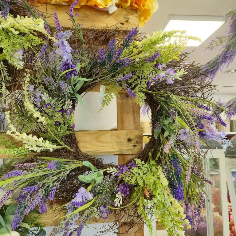 Wianek na drzwi ze sztucznych kwiatów z lawendą 50cm