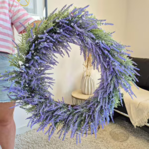 Wianek na drzwi ze sztucznych kwiatów lawendy 80cm