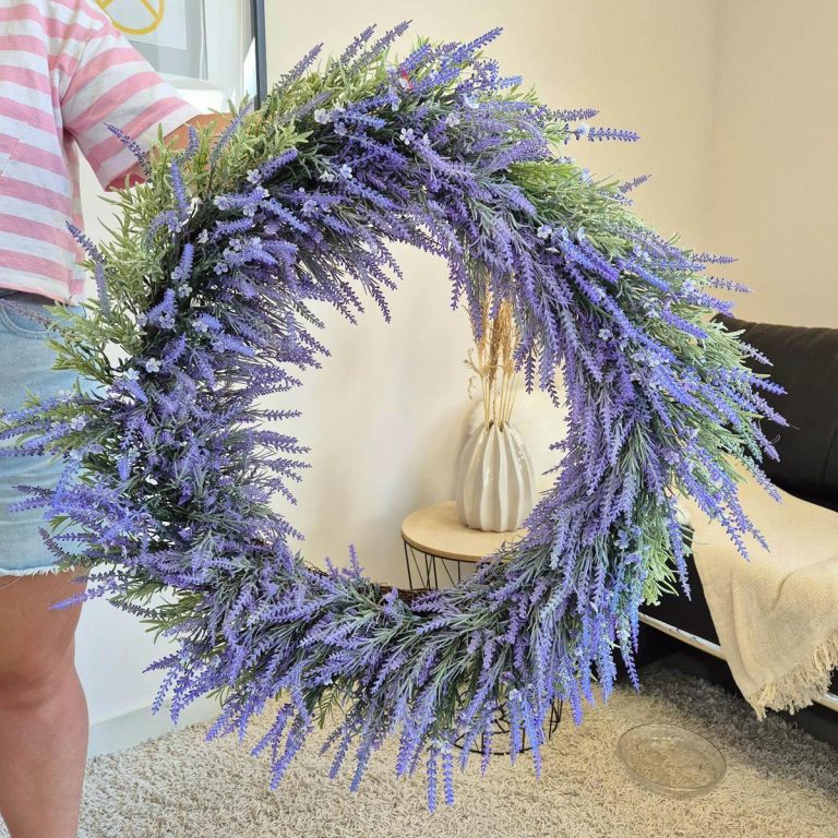 Wianek na drzwi ze sztucznych kwiatów lawendy 80cm