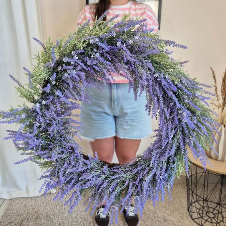 Wianek na drzwi ze sztucznych kwiatów lawendy 80cm