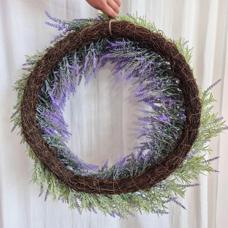 Wianek na drzwi ze sztucznych kwiatów lawendy 80cm