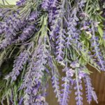 Wianek na drzwi ze sztucznych kwiatów lawendy 80cm