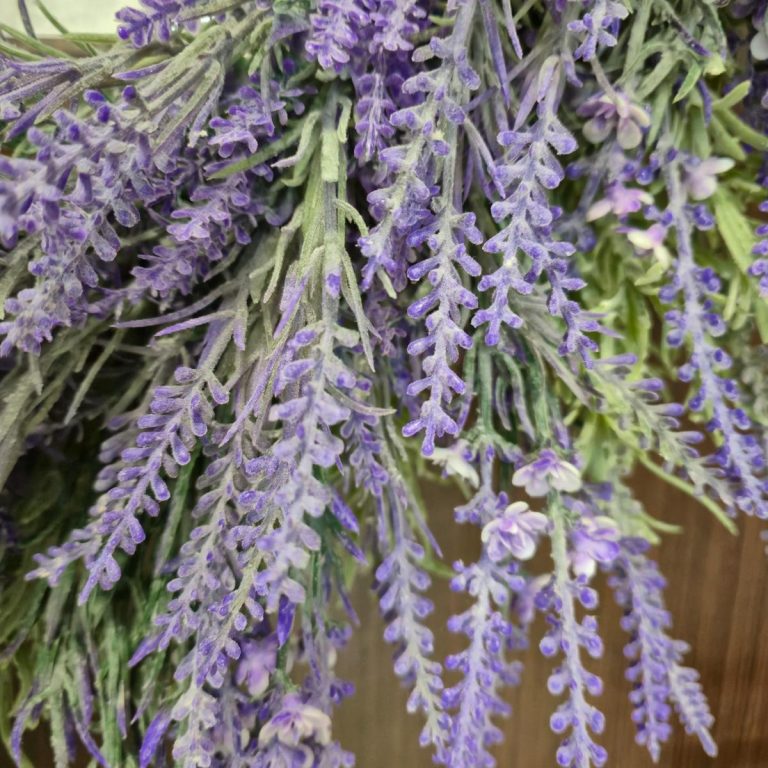 Wianek na drzwi ze sztucznych kwiatów lawendy 80cm