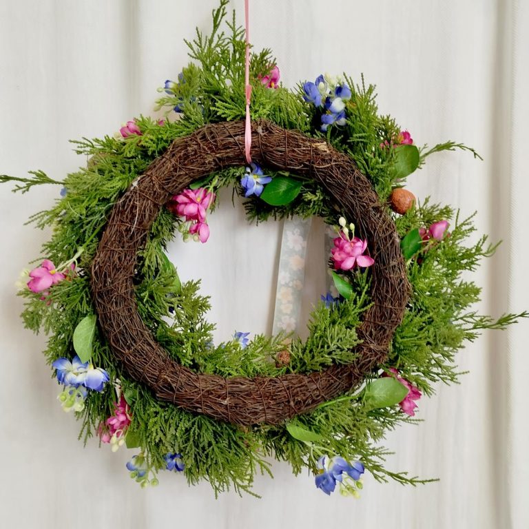 Wianek na drzwi ze sztucznych kwiatów wiosenny kolorowy 50cm