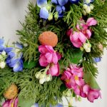 Wianek na drzwi ze sztucznych kwiatów wiosenny kolorowy 50cm