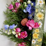 Wianek na drzwi ze sztucznych kwiatów wiosenny kolorowy 50cm