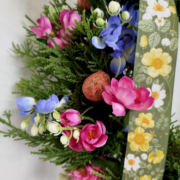 Wianek na drzwi ze sztucznych kwiatów wiosenny kolorowy 50cm